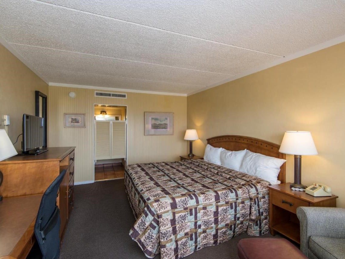 King Size Room at landmark lookout lodge | lodge rooms in tombstone