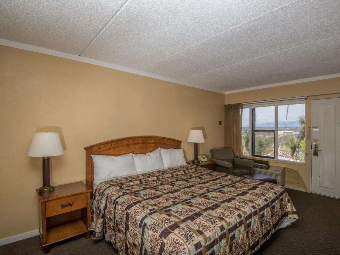 King Size bed at landmark lookout lodge